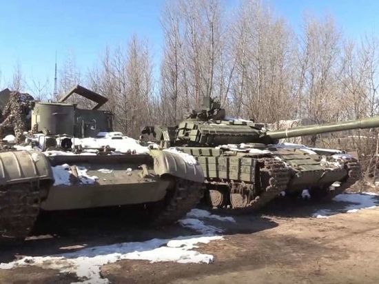 Российские военные передали трофейную украинскую технику силам ДНР и ЛНР