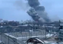 В Сети появились видео, демонстрирующие, как в Киеве над территорией авиационного завода «Авиант» — в советское время он был одним из крупнейших авиапредприятий страны — поднимаются клубы черного дыма
