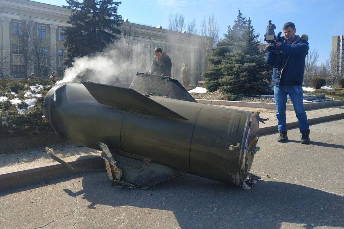 Точка У» взорвалась в центре Донецка: несколько десятков погибших и раненых  - МК