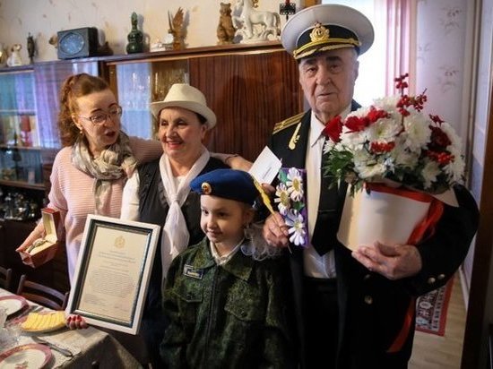Юбиляра поздравили представители органов власти, волонтёры Красного креста и курсанты военно-патриотического центра «Вымпел»