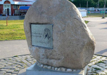 В Иванове маленький мальчик, который только научился читать, нашел ошибку на мемориальном камне, посвященному поэту Александру Сергеевичу Пушкину