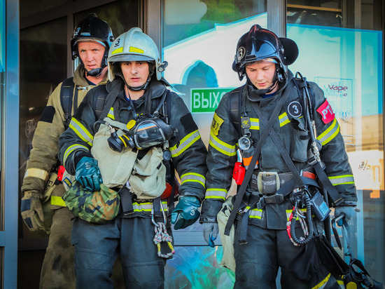 В Смоленске прошли обширные учения МЧС в бизнес-центре
