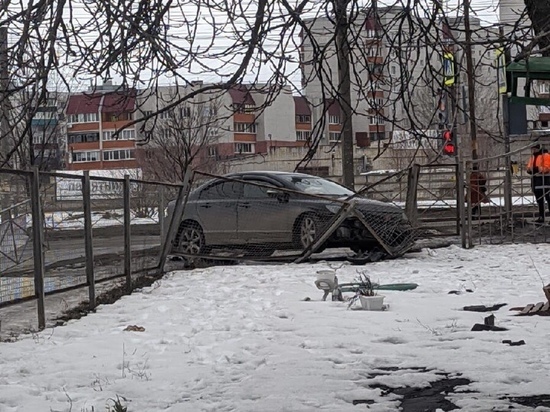 В Курске иномарка снесла забор школы