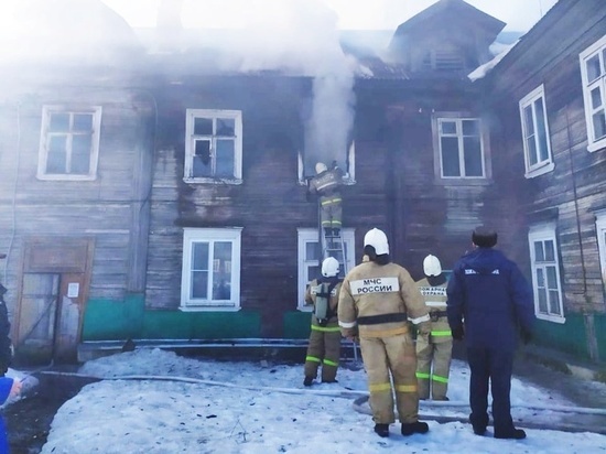 Троих человек вытащили из полыхающего многоквартирного дома в Парфино