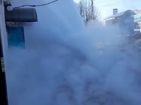 Горячая вода потекла ручьями по кузбасскому городу из-за коммунальной аварии