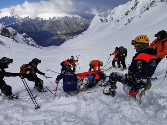 В горах Сочи спасатели эвакуировали упавшего парапланериста