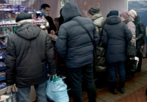 Голые полки в бакалее, где ранее лежал сахар, стремительно пустеющие хлебные витрины, полные тележки туалетной бумаги и очереди на кассах – так выглядят абсолютно все магазины в Донецке