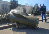 14 марта на центр столицы Донбасса обрушилась тактическая ракета со смертоносной «начинкой»: погибли люди, а наиболее крупные фрагменты «Точки-У» упали возле Донецкой республиканской библиотеки им
