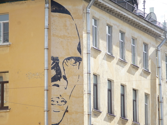 Петербуржцы предложат свои варианты светопроекции Хармса вместо граффити на Маяковского
