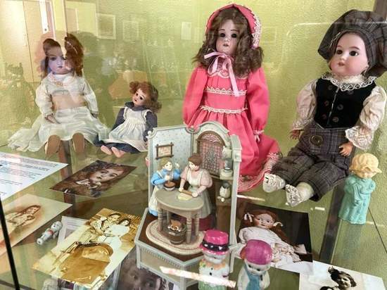 В Курске на выставке «Мир кукол» представили игрушку возрастом 150 лет