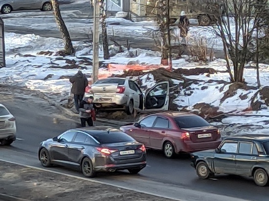 В Курске на Хрущёва легковушка Datsun угодила в придорожную яму