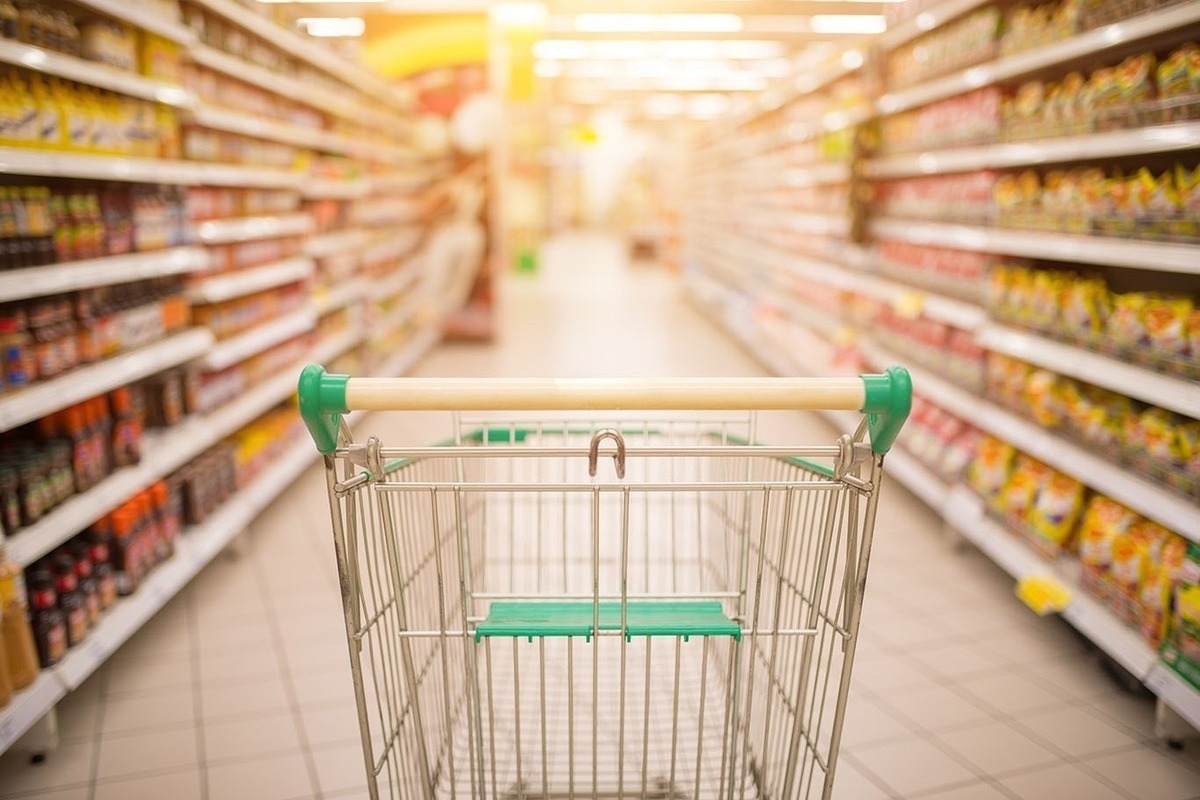 Supermarket shop. Полки супермаркета с продуктами. Торговые сети. Магазин без покупателей. Супермаркет фон.