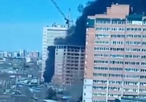 Очевидце снял на видео столб чёрный столб дыма перекрестка улиц Бабушкина и Шилова