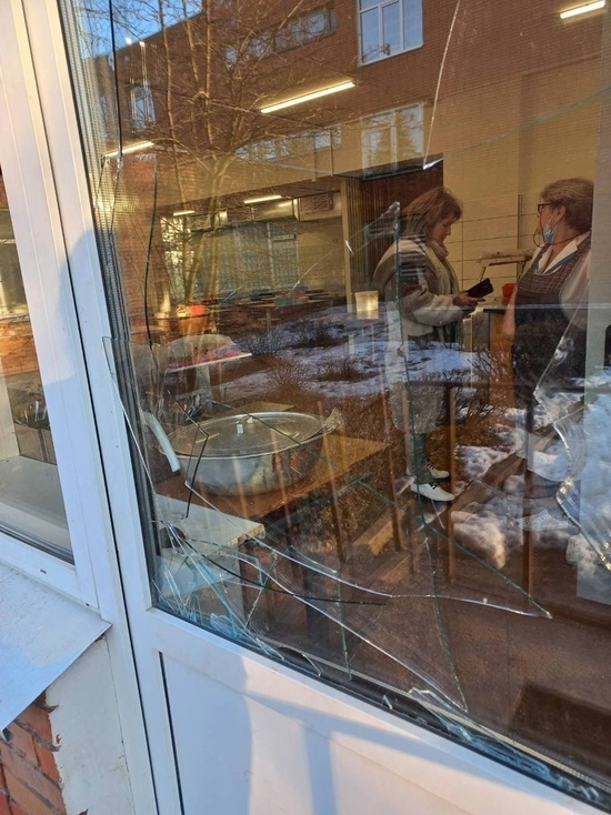 Вандалы разбили окна и двери в псковской школе №8