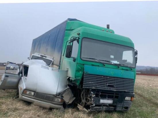 В жёстком столкновении грузовика и "четвёрки" в Адыгее погиб человек