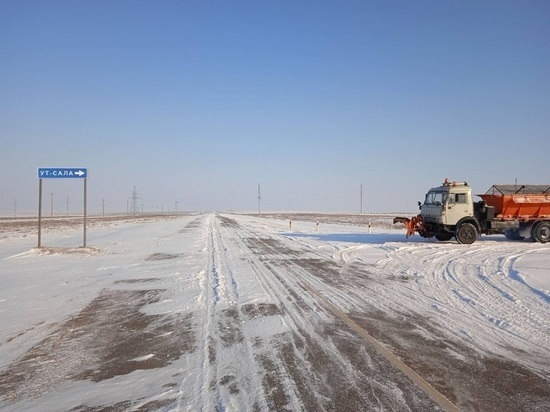 На автотрассах Калмыкии работает спецтехника