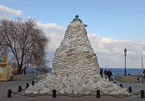 Памятник Дюку Ришелье в Одессе обложен мешками с песком по самые плечи, на Дерибасовской — противотанковые ежи