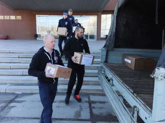 Омские боксёры помогли грузить гуманитарную помощь для беженцев из Донбасса