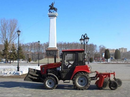 В Рязани начали подметать тротуары