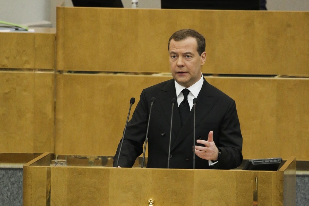 В 2019 в россии было выработано 1080. Медведев экономика. Медведев 10 лет назад.