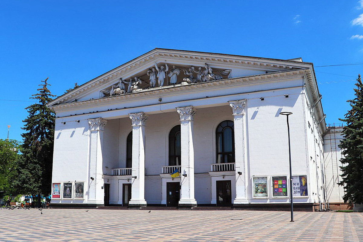 В Мариуполе взорвано здание Драмтеатра - МК