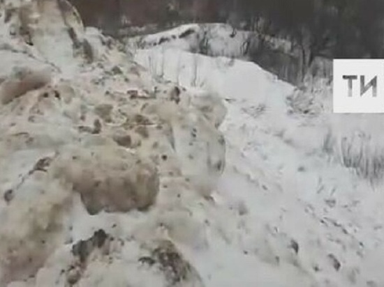 В Татарстане обнаружили свалку с токсичным снегом