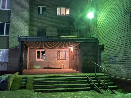 Неизвестные подожгли матрац на козырьке дома в Череповце