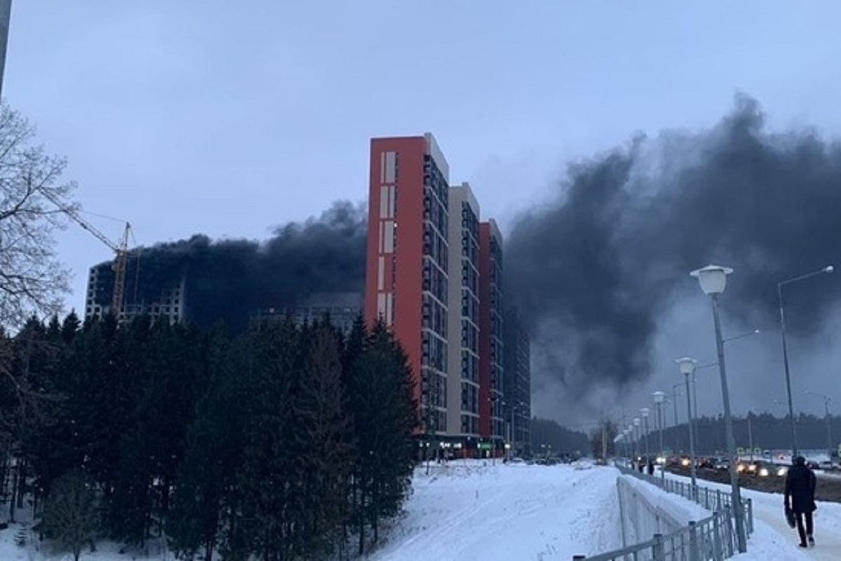 Обнинск сегодня. ЖК Олимп Обнинск пожар. Пожар в Обнинске сейчас. Обнинск высотки. Горит многоэтажный дом.