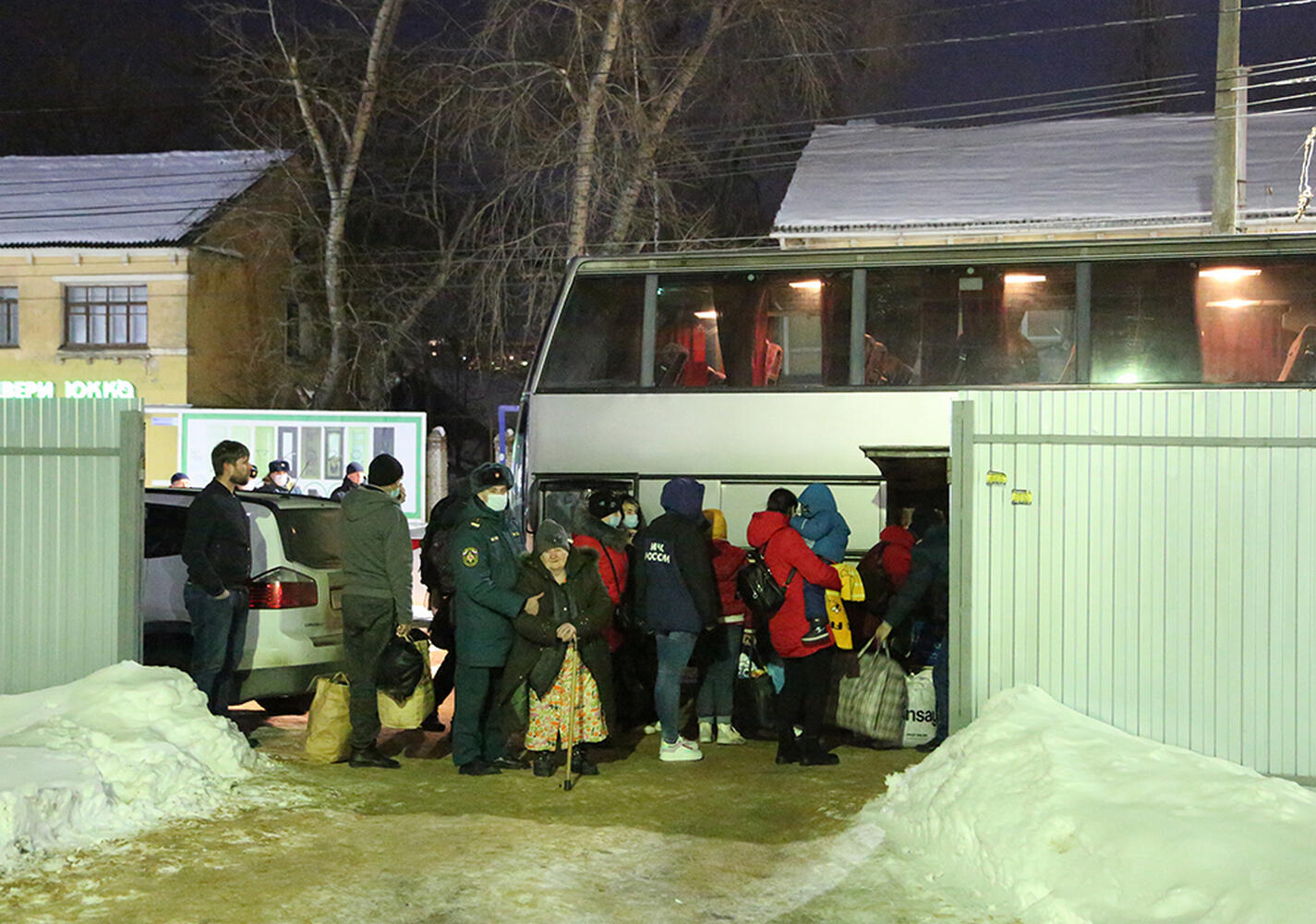 Псч 2 воронеж. Беженцы россошь. Беженцы администрация воронежа. Военные и дети украина. Беженцы из украины в воронеж.