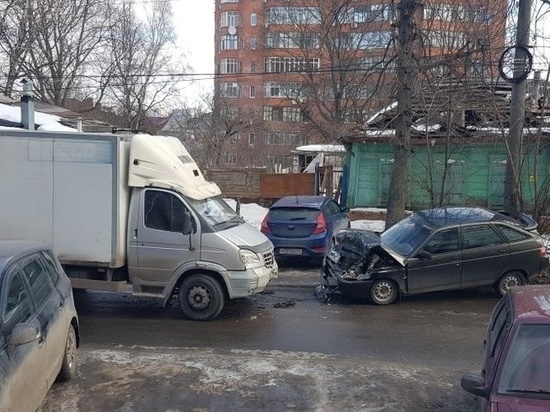В Курске в ДТП с «Газелью» ранены женщина-пассажир и водитель «ВАЗ»