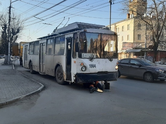 В Рязани водитель чинил троллейбус, лёжа на асфальте в мороз
