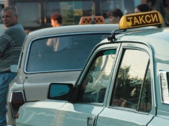 Омич обманом заказывал жителям города такси за полцены