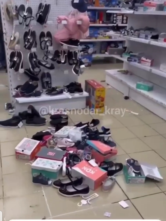 В Сочи покупатели опустошили полки детского магазина в ТРЦ перед его закрытием