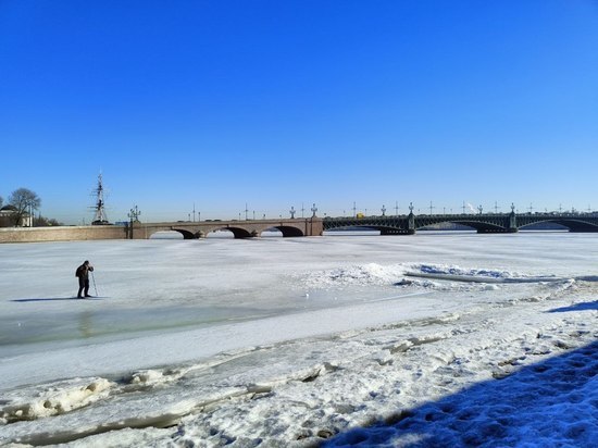Лед Финского залива приманил трех петербуржцев, несмотря на запрет прогулок