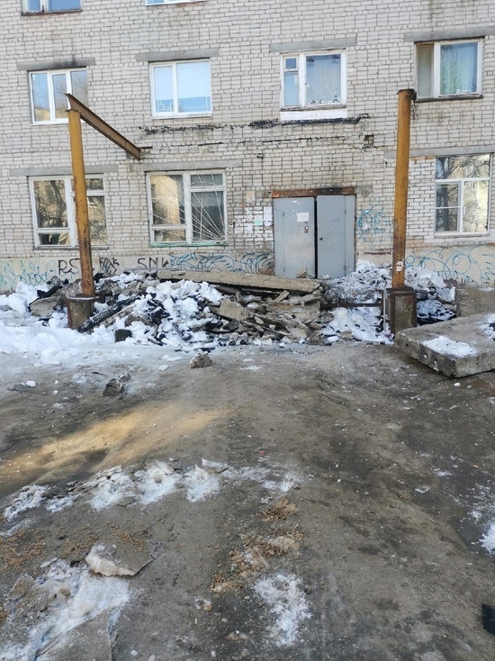 В Переславле козырек подъезда замуровал выход из дома
