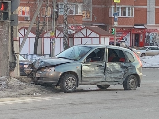 В Курске на проспекте Энтузиастов столкнулись легковушка и кроссовер