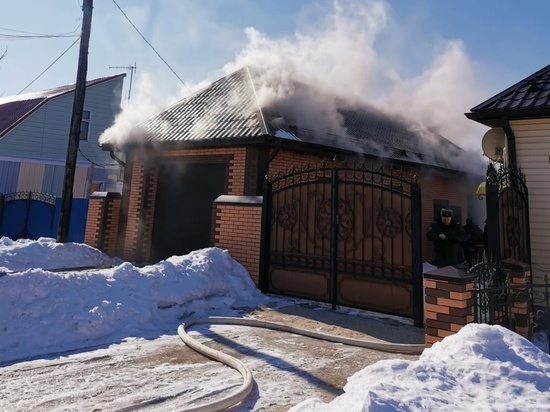 В Обояни потушили объятый пламенем гараж