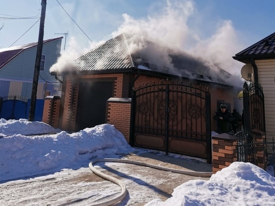 В Обояни потушили объятый пламенем гараж