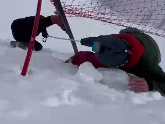 Парни из Владикавказа спасли на Эльбрусе едва не упавшего в обрыв лыжника