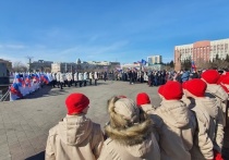 На площадь Ленина в Чите на праздничный концерт «Крымская весна», посвящённый Дню воссоединения Крыма с Россией, пришли тысячи людей