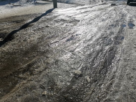 Нам пишут: улица Панфиловцев в Хабаровске погребена под слоем наледи