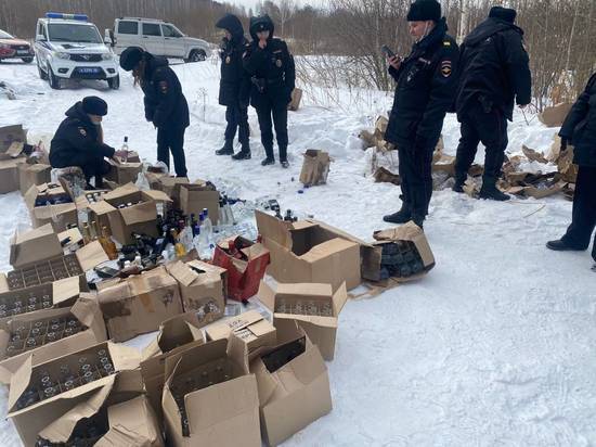 200 бутылок с алкоголем обнаружили в снегу на окраине Екатеринбурга