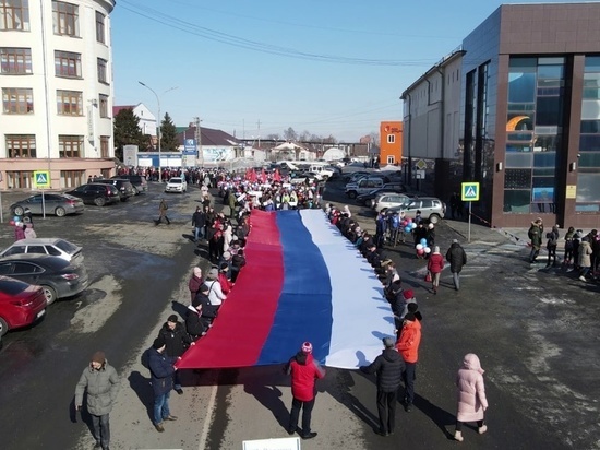 25-метровый флаг РФ пронесли по центральной улице кузбасского города в поддержку спецоперации на Украине и Путина