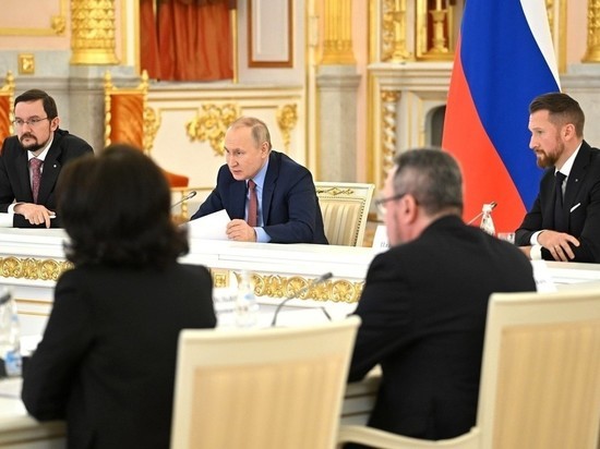 Путин вместе с Совбезом обсудил операцию на Украине