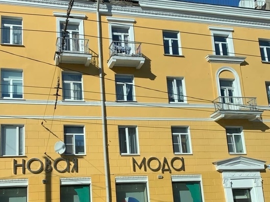 Кусок лепнины обрушился с кровли здания на тротуар в центре Петрозаводска