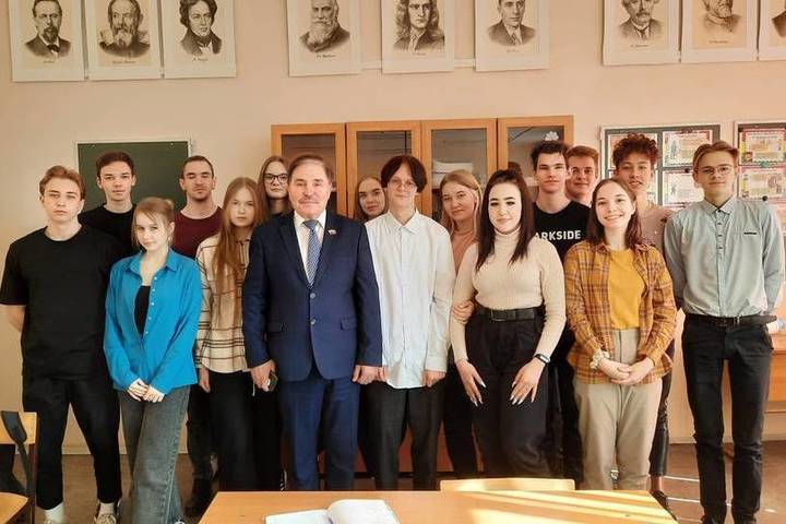 Сергей Деменков провел урок «Крым НАШ!» для одиннадцатиклассников