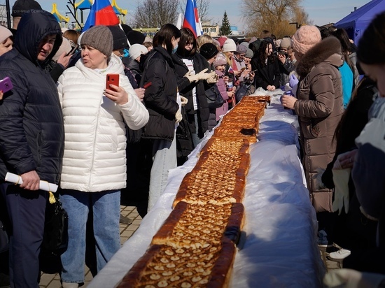 Брянские хлебопеки приготовили 10-метровый Славянский каравай