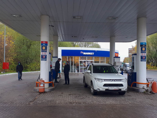 Впервые за последние годы автомобильное топливо на заправках не растет, а снижается в цене.