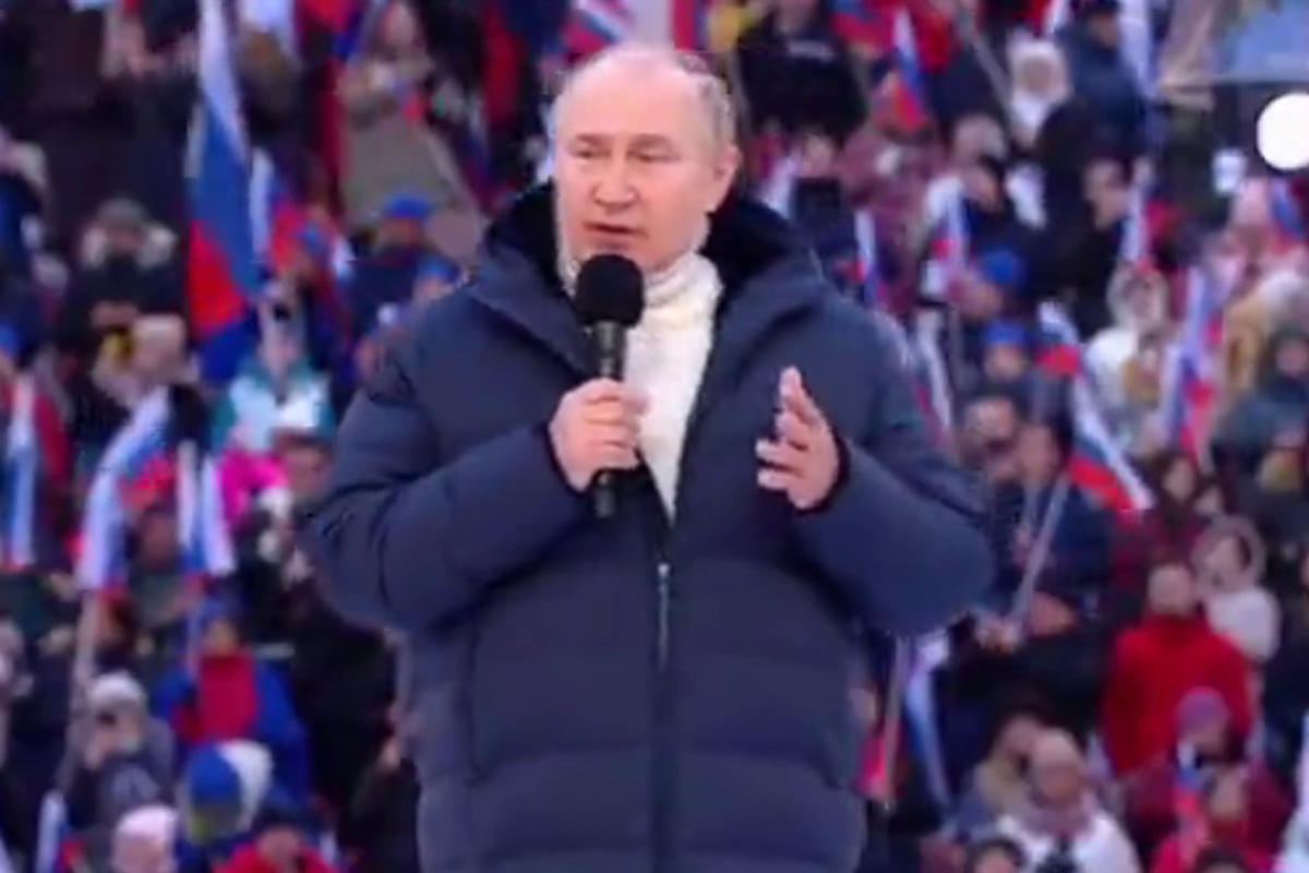 Митинг концерт 2024 март красная площадь. Куртка Путина в Лужниках 2022. Пуховик Путина в Лужниках.