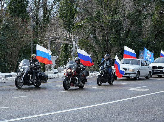В Сочи провели автопробег в поддержку действий Владимира Путина по защите национальных интересов